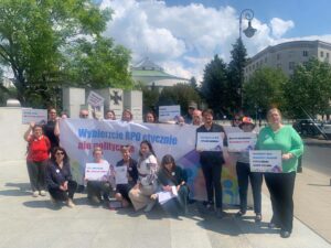 Konferencja prasowa pod Sejmem - inauguracja kampanii na rzecz wmocnienia standardów wyboru Rzecznika Praw Obywatelskich. Na zdjęciu przedstawiciele obecnych na konferencji inicjatyw z transparentem